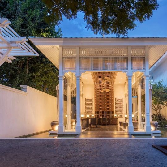 authentic-luxury-137-pillars-house-lobby.jpg